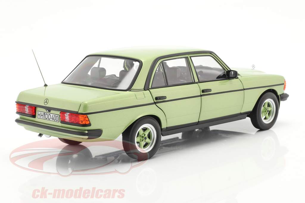 Mercedes-Benz E-klasse 200E (W123) AMG Bouwjaar 1984 zilver groen 1:18 Norev