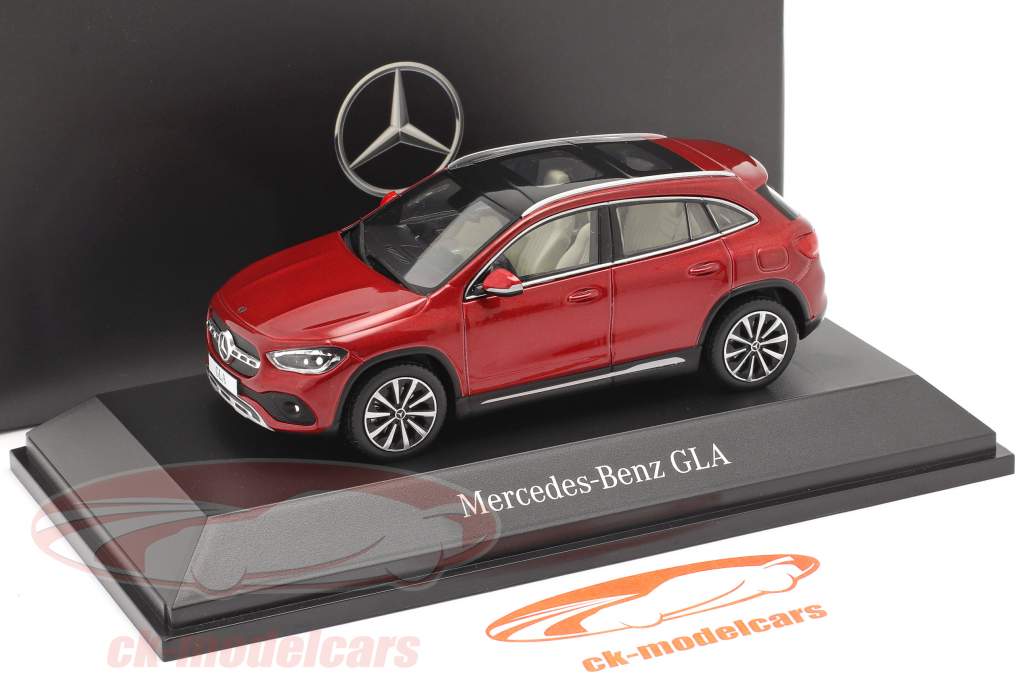 Mercedes-Benz GLA (H247) Anno di costruzione 2020 designo rosso patagonia bright 1:43 Spark
