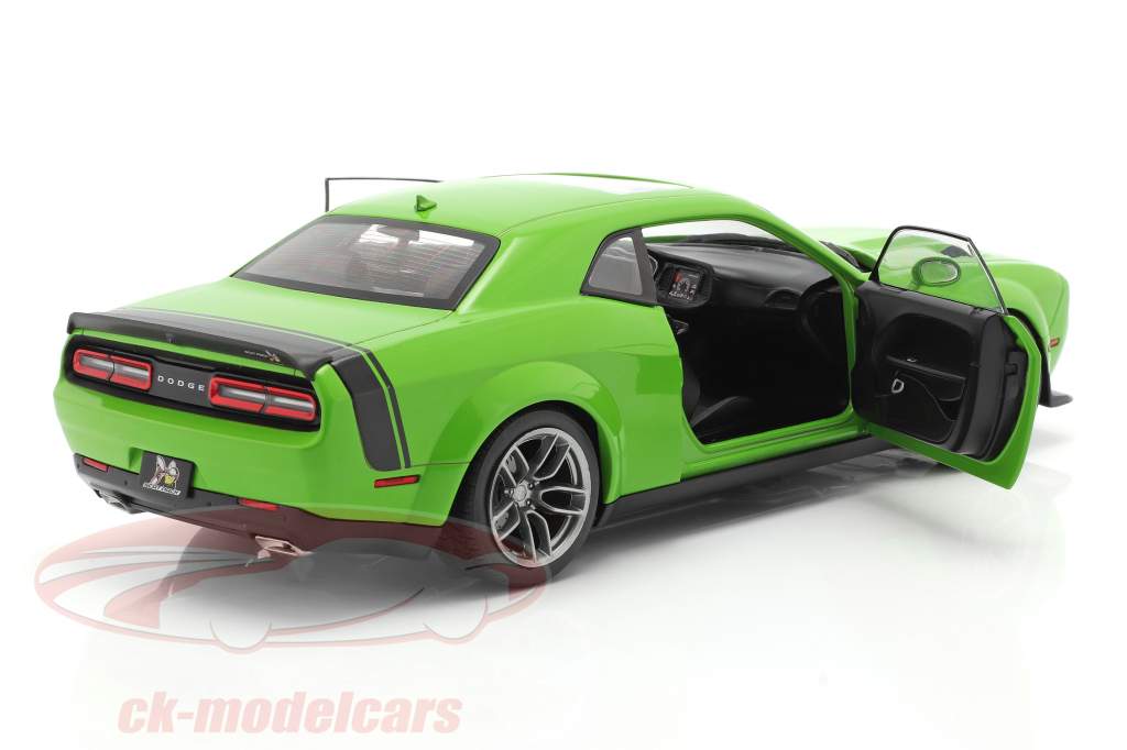 Dodge Challenger R/T Scat Pack Widebody 2020 groen 1:18 Solido