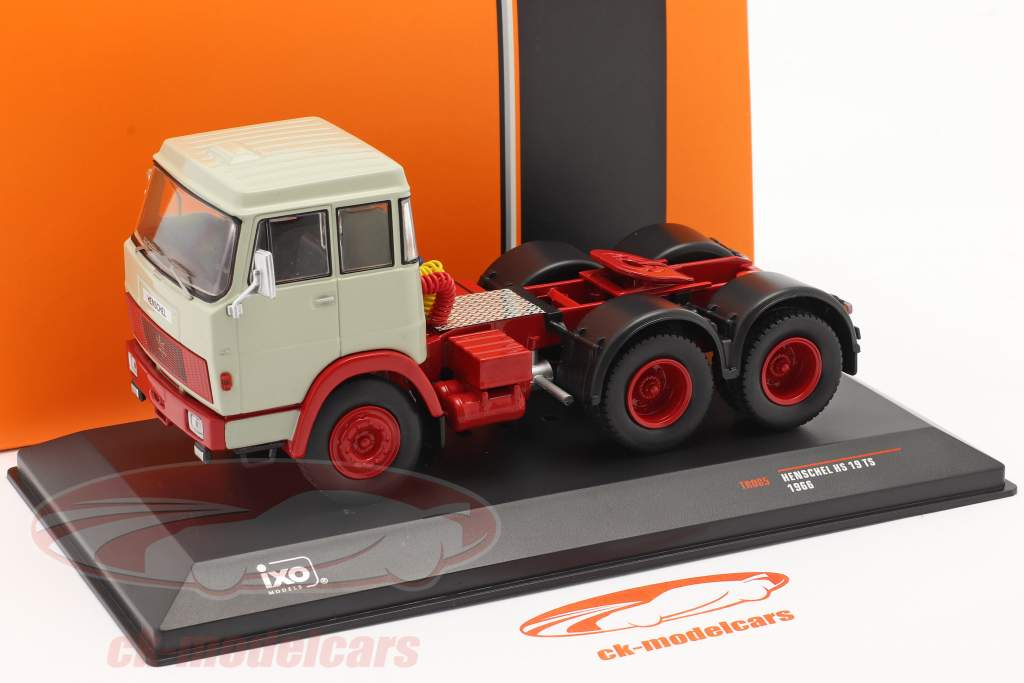 Henschel HS 19 TS Byggeår 1966 lysegrå / rød 1:43 Ixo