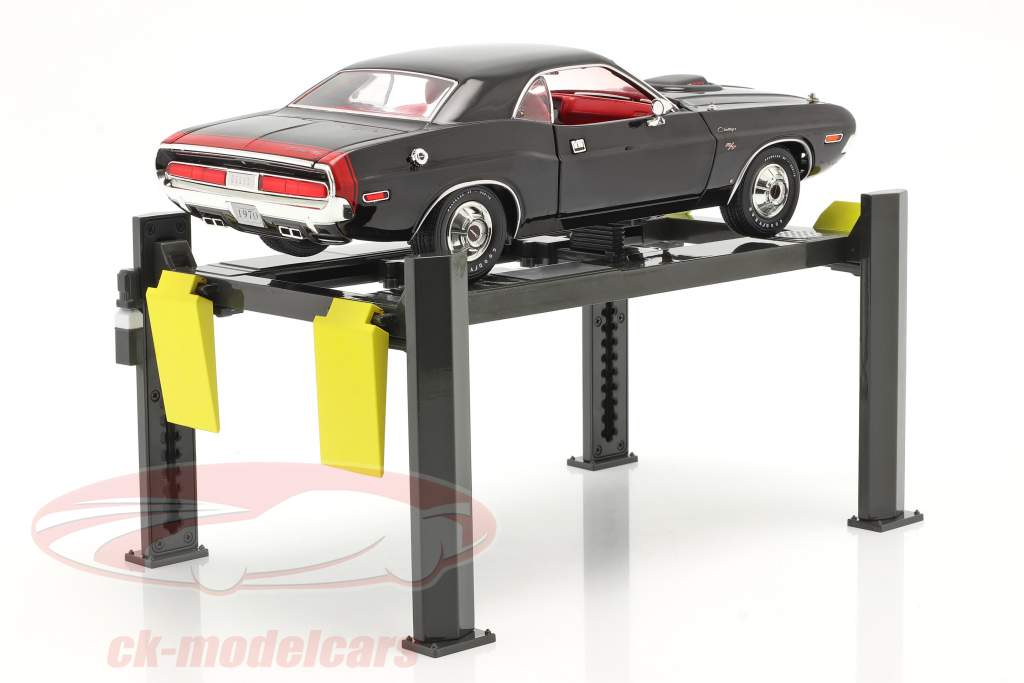 Adjustable Four post lift dark grey / yellow 1:18 Greenlight