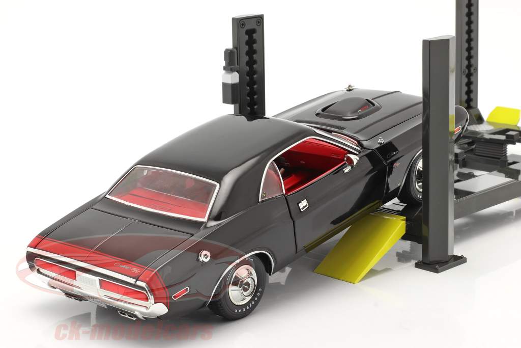 Adjustable Four post lift dark grey / yellow 1:18 Greenlight