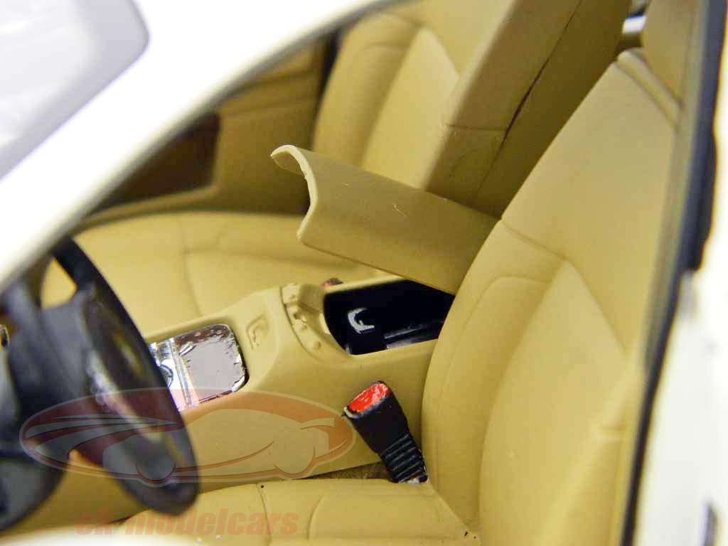 Rolls Royce Ghost SWB År 2011 cremehvid / cremehvid Kyosho 1:18