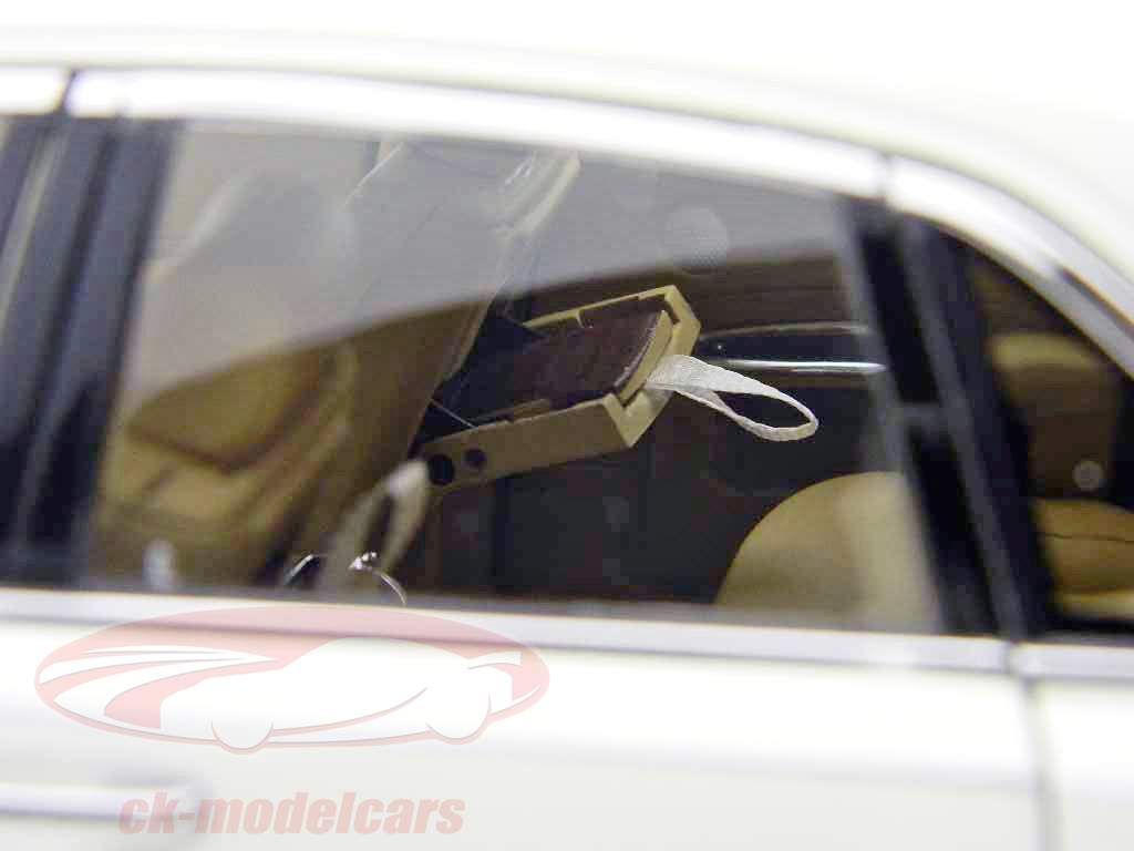 Rolls Royce Ghost SWB Année 2011 crème / blanc crème 1:18 Kyosho