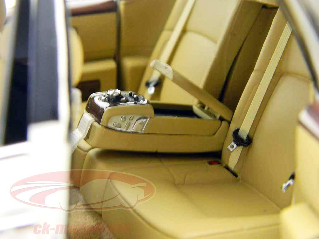 Rolls Royce Ghost SWB 2011 года кремовый / кремовый Kyosho 1:18