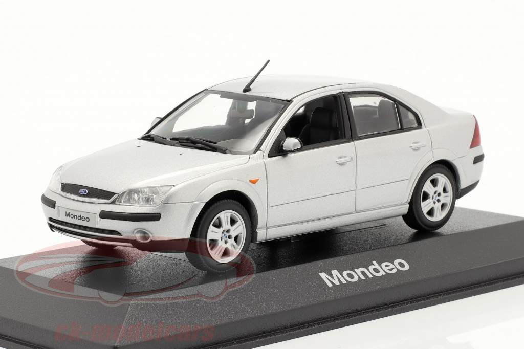 Ford Mondeo седан модели 2001 серебро 1:43 Minichamps