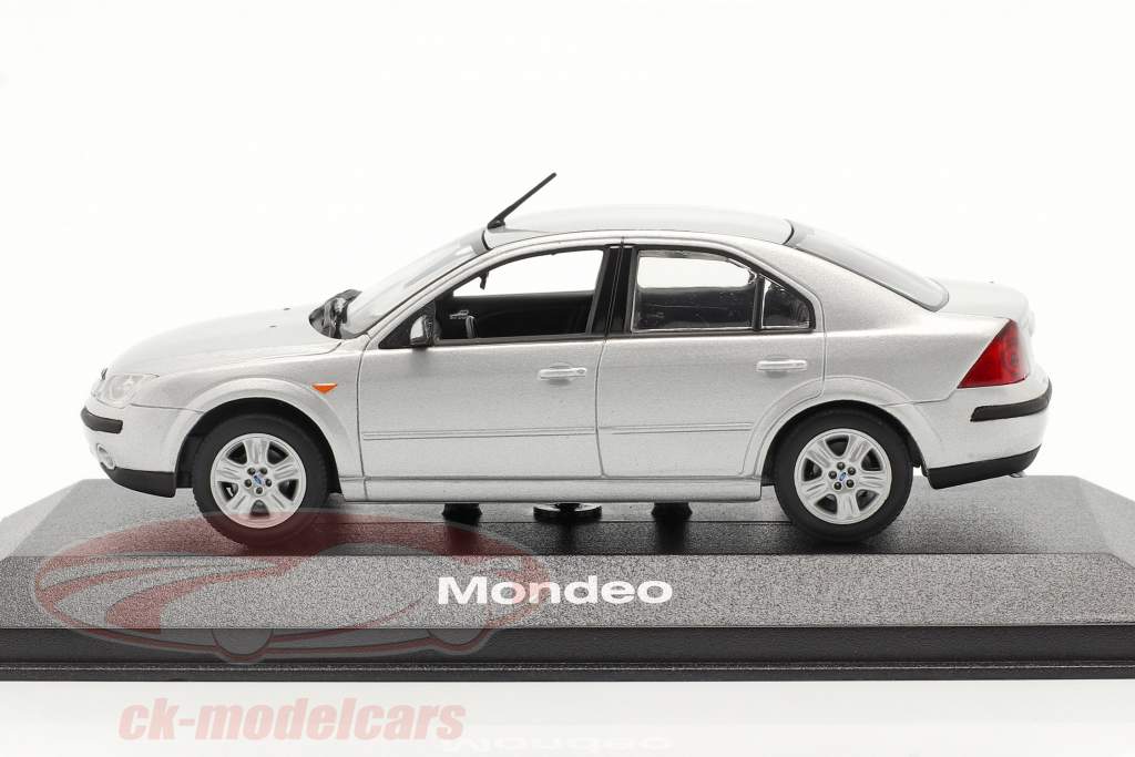Ford Mondeo седан модели 2001 серебро 1:43 Minichamps
