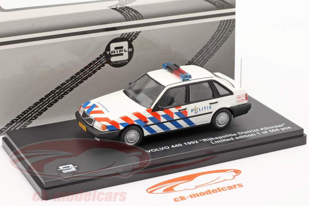 Volvo 440 Rijkspolitie Alkmaar år 1992 hvid 1:43 Triple9