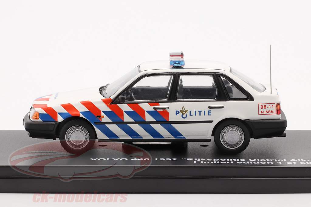Volvo 440 Rijkspolitie Alkmaar år 1992 hvid 1:43 Triple9