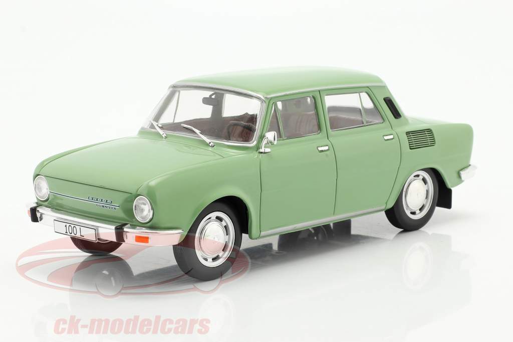 Skoda 100 L Année de construction 1974 vert 1:24 WhiteBox