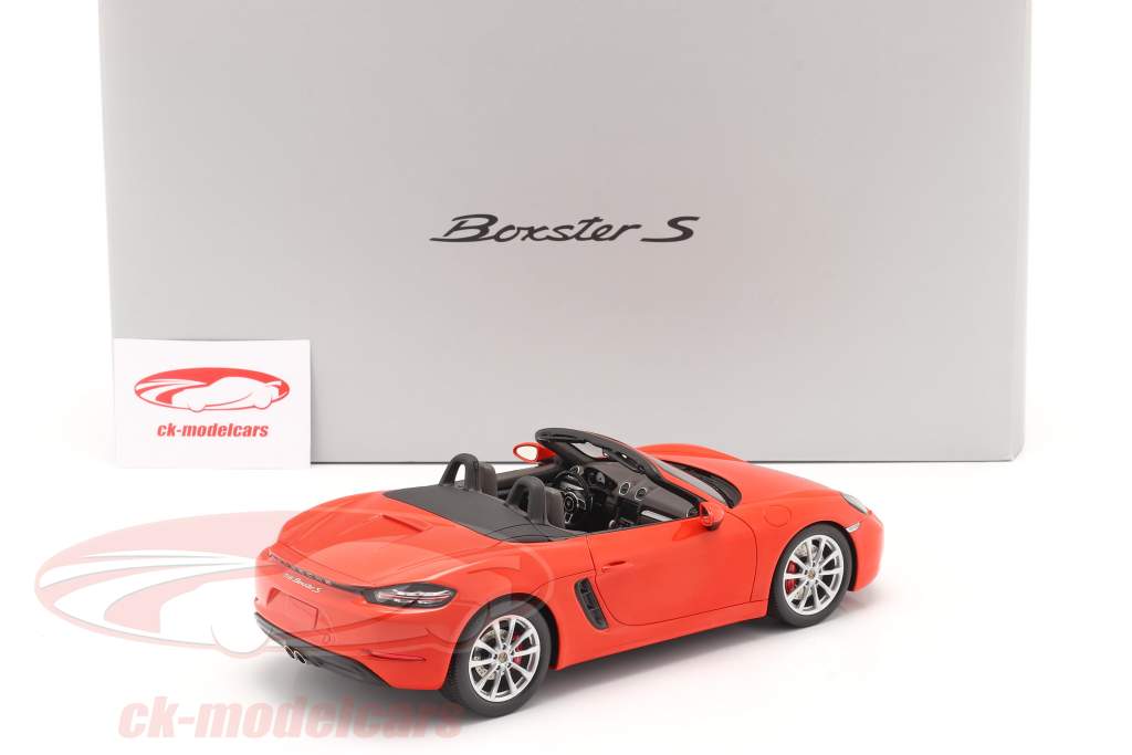 Porsche 718 Boxster S jaar 2016 lava oranje met vitrine 1:18 Spark
