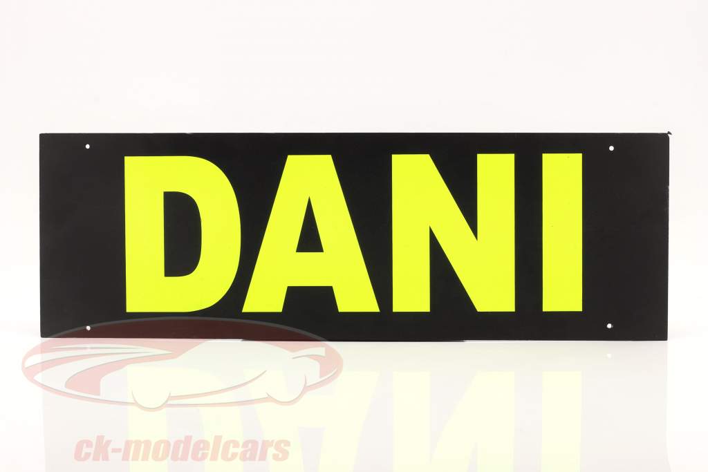 знак 70 x 23 cm С участием надпись "DANI"