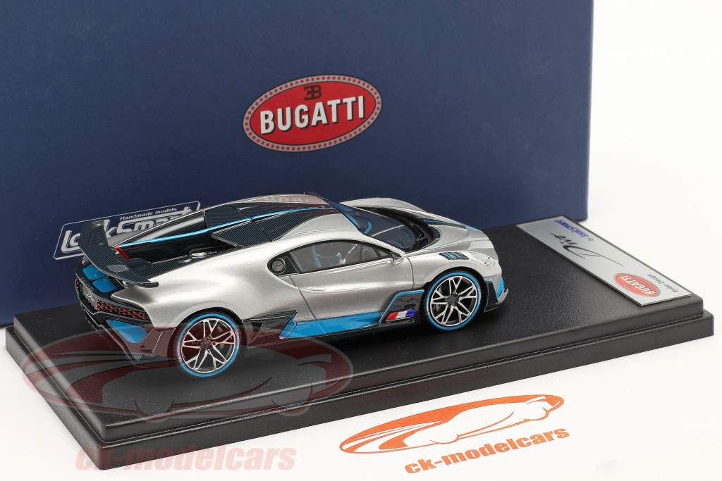 Bugatti Divo Baujahr 2018 silber / carbon / blau 1:43 LookSmart