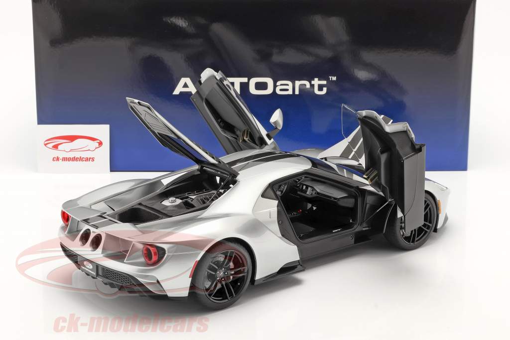 Ford GT 建設年 2017 銀 / 黒 1:12 AUTOart