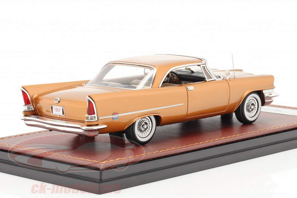Chrysler 300C Hardtop bouwjaar 1957 goud metalen 1:43 GLM