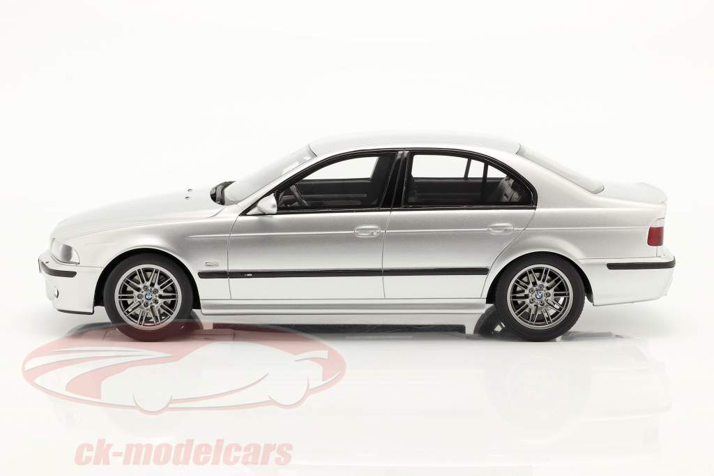 BMW E39 M5 met grijs innerlijke ruimte bouwjaar 2002 titanium zilver 1:18 OttOmobile