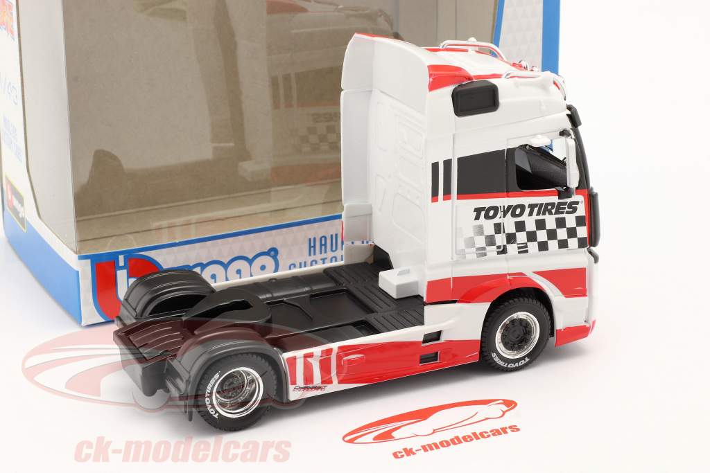 Mercedes-Benz Actros Gigaspace 4x2 Sattelzugmaschine weiß / rot 1:43 Bburago