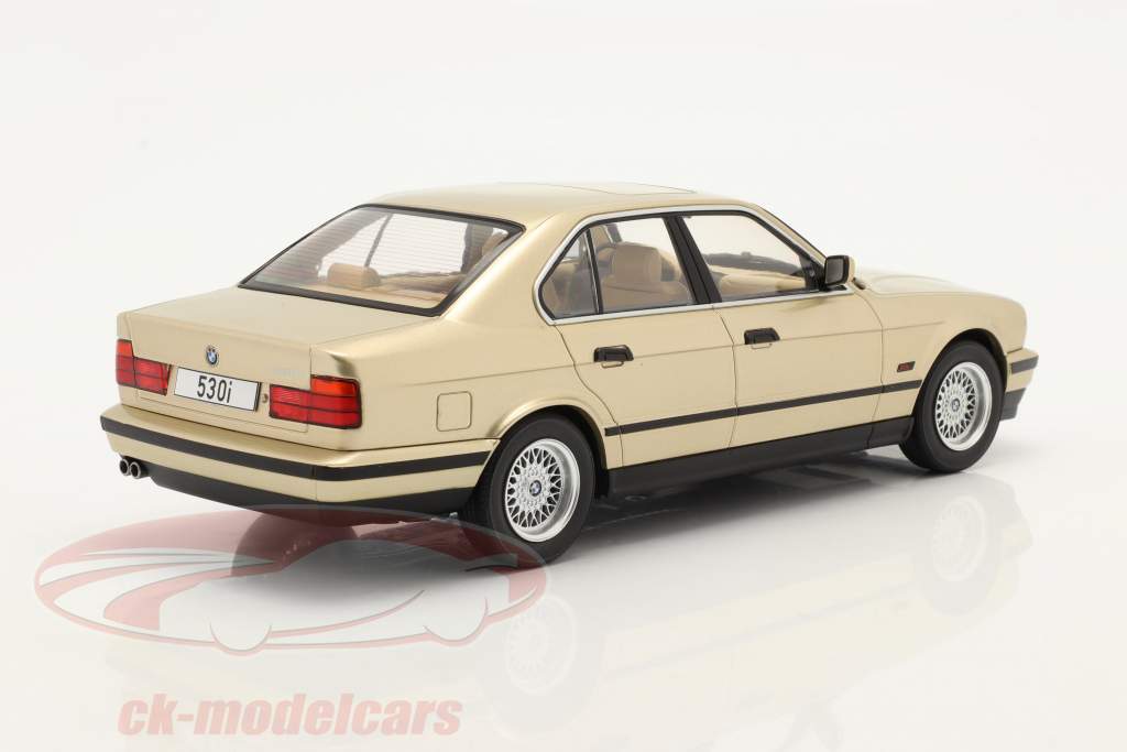BMW 5er serie (E34) Año de construcción 1992 champán metálico 1:18 ModelCar Group