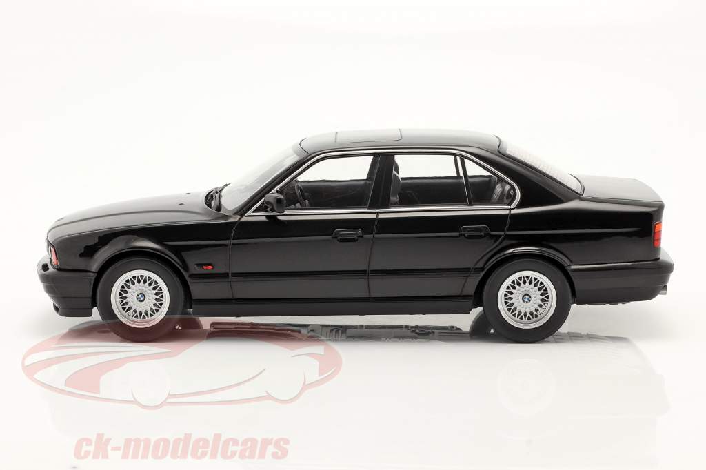 BMW 5er ряд (E34) Год постройки 1992 черный 1:18 ModelCar Group