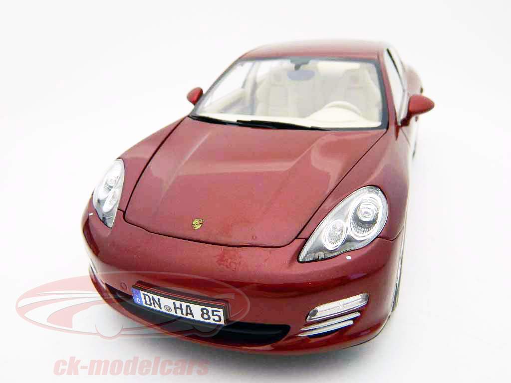Porsche Panamera 4S di costruzione 2009 rosso metallizzato / rosso metallizzato 1:18 Norev