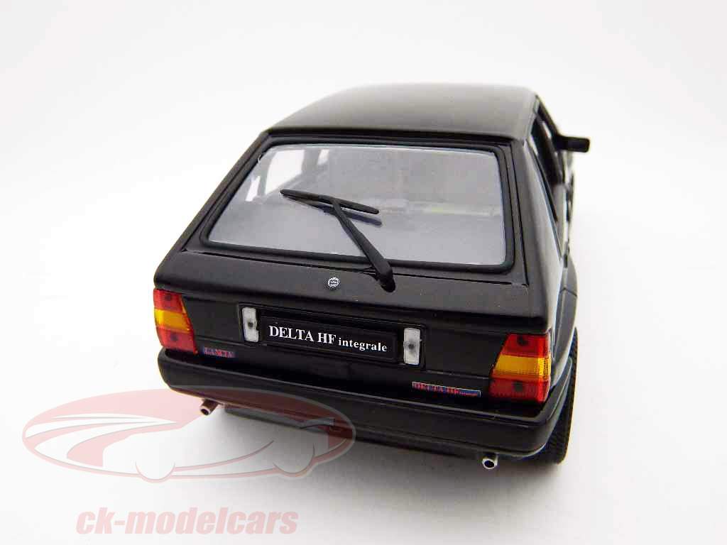 蓝旗亚Delta HF Integrale的8V黑色/黑色1:18的SunStar