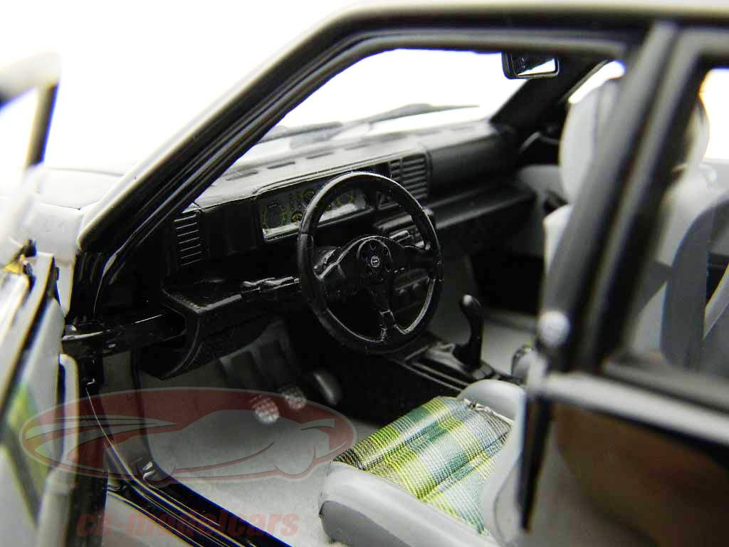 蓝旗亚Delta HF Integrale的8V黑色/黑色1:18的SunStar