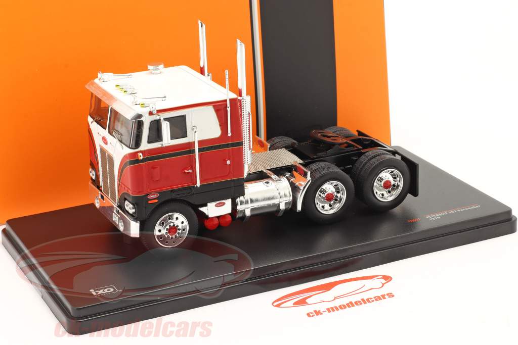 Peterbilt 352 Pacemaker Année de construction 1979 rouge / blanc 1:43 Ixo