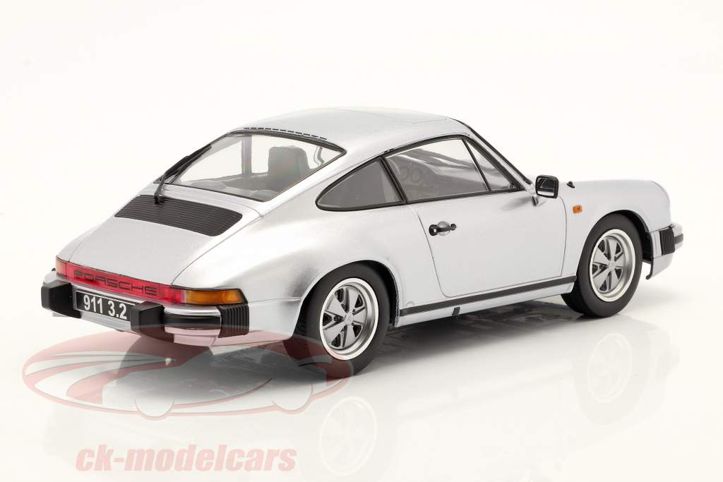 Porsche 911 Carrera Coupe 3.2 1988 250.000 silbergrau 1:18 KK-Scale