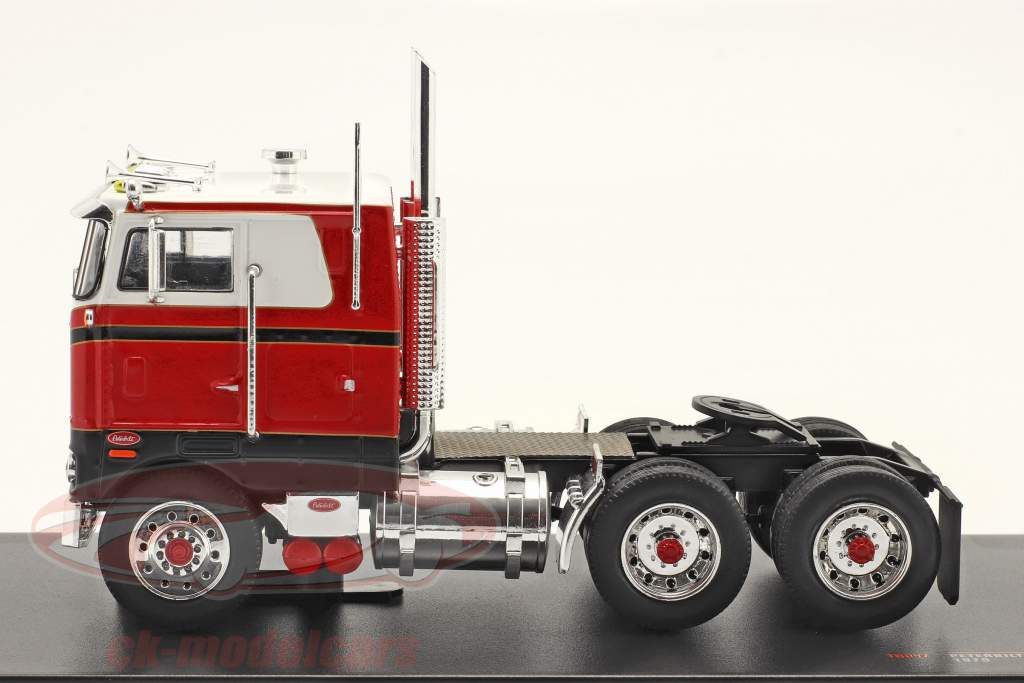 Peterbilt 352 Pacemaker bouwjaar 1979 rood / wit 1:43 Ixo