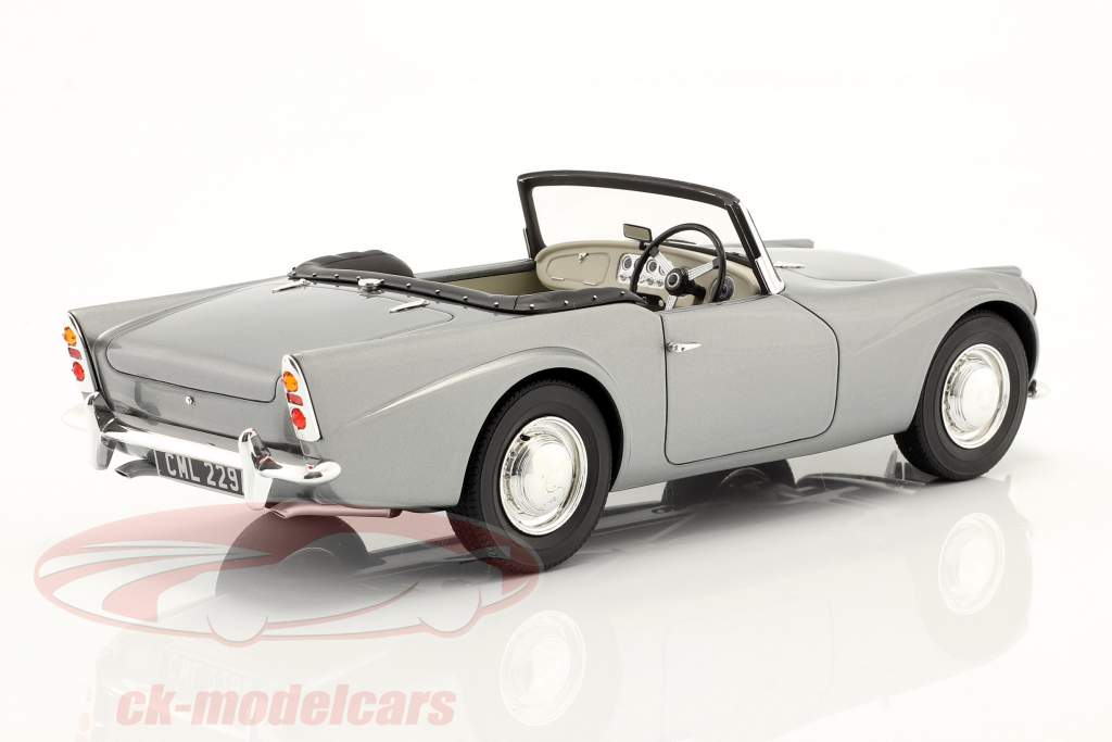 Daimler SP 250 Roadster Byggeår 1959-64 sølvgrå metallisk 1:18 Cult Scale