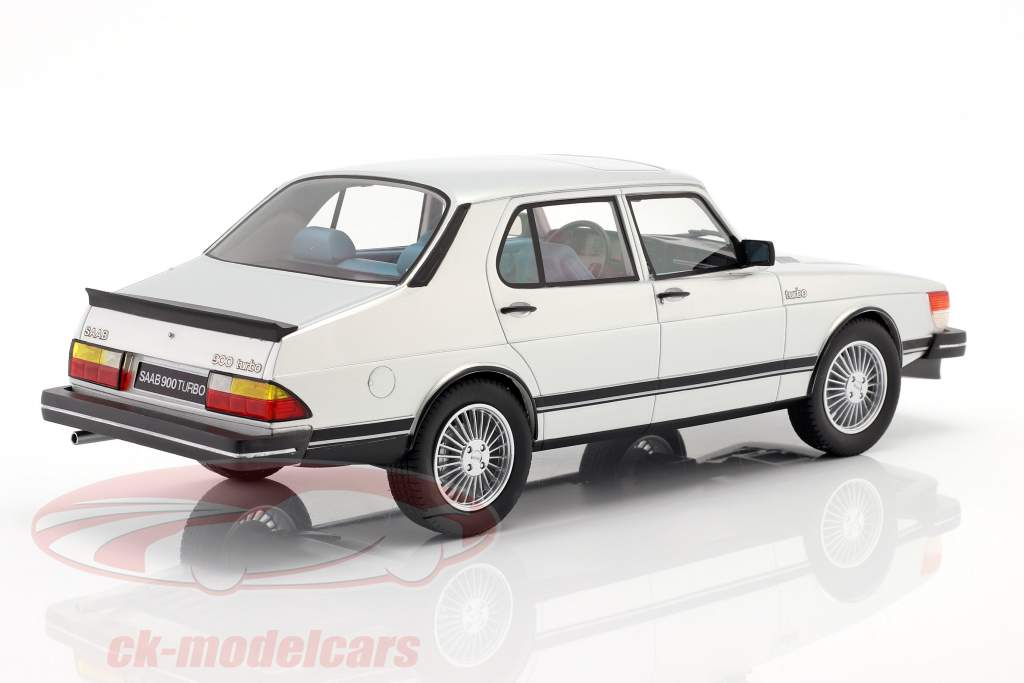 Saab 900 Turbo 4 portes Année de construction 1983 argent métallique 1:18 Cult Scale