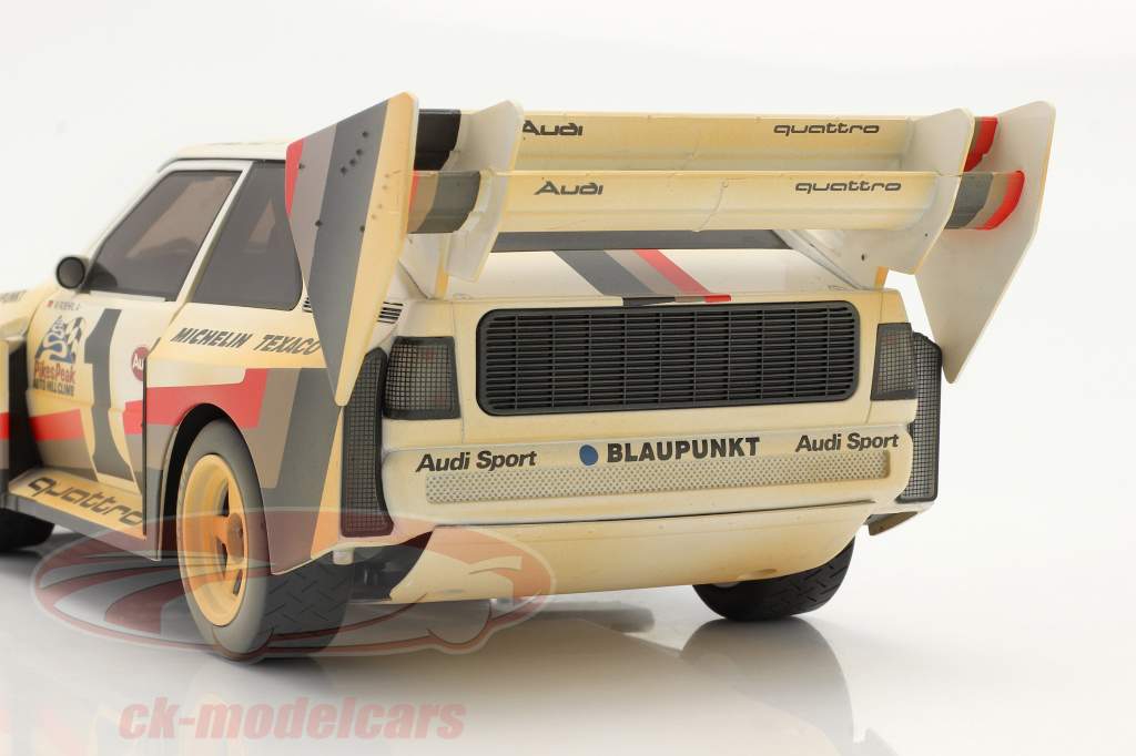Set Walter Röhrl: Audi quattro S1 Dirty Version #1 ganador Pikes Peak 1987 con figura 1:18 CMR