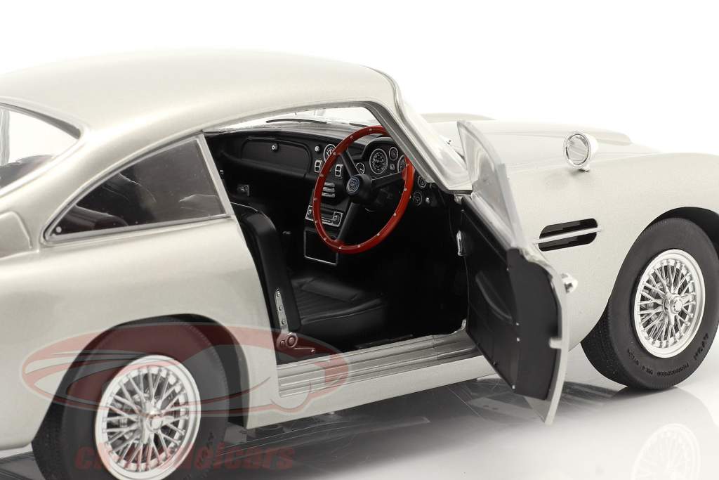 Aston Martin DB5 RHD Anno di costruzione 1964 grigio argento metallico 1:18 Solido