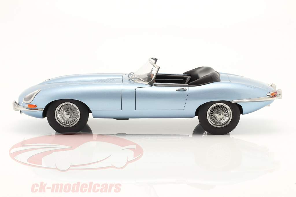 Jaguar E-Type convertible Año de construcción 1962 Azul claro metálico 1:12 Norev