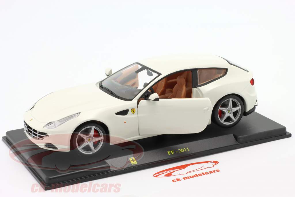 Ferrari FF Byggeår 2011 hvid 1:24 Bburago