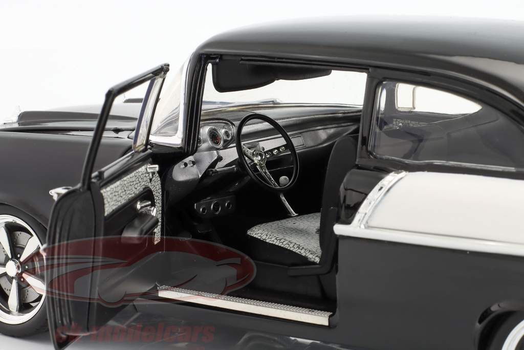 Chevrolet 150 Restomod Byggeår 1957 sort / hvid 1:18 GMP
