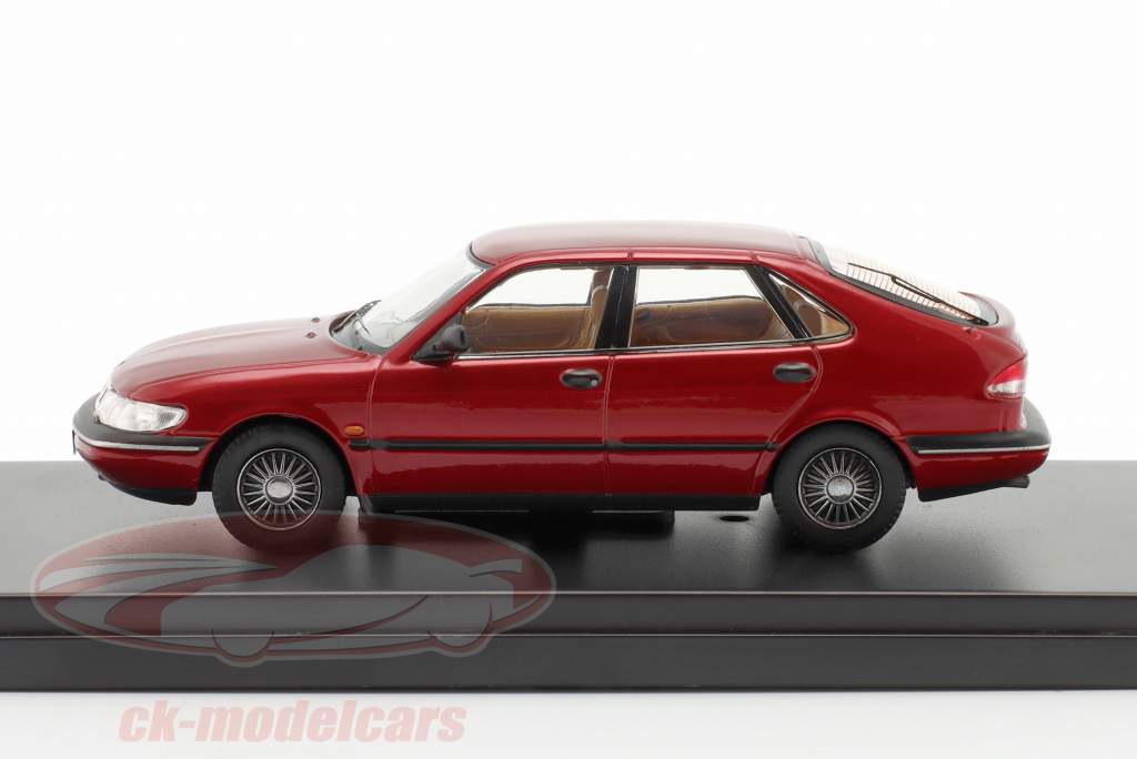 Saab 900 V6 år 1994 mørk rød metallic 1:43 Premium X