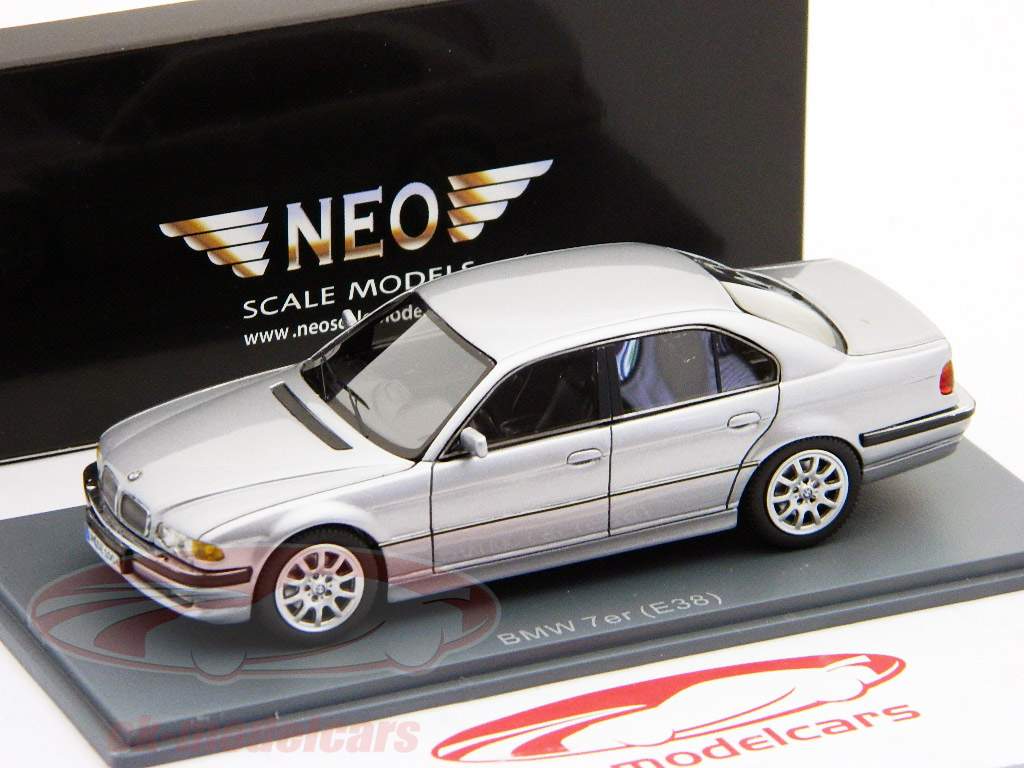 BMW 7-й серии (E38) 2000 год серебро / серебро 1:43 Neo