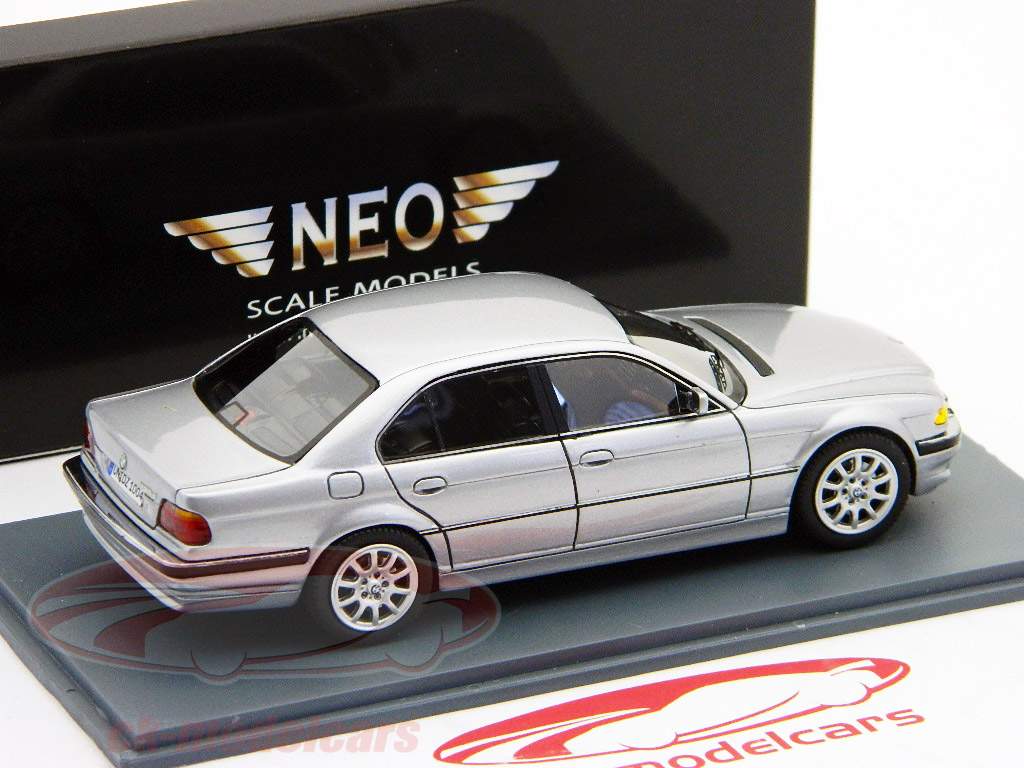 BMW 7-й серии (E38) 2000 год серебро / серебро 1:43 Neo