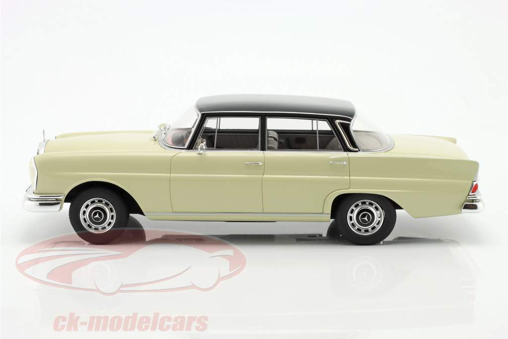 Mercedes-Benz 220SE (W111) Byggeår 1966 fløde hvid / sort 1:18 Cult Scale