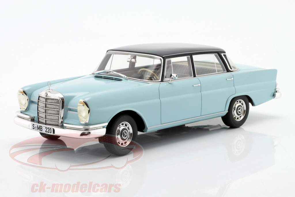 Mercedes-Benz 220SE (W111) Byggeår 1966 Lyseblå / mørkeblå 1:18 Cult Scale
