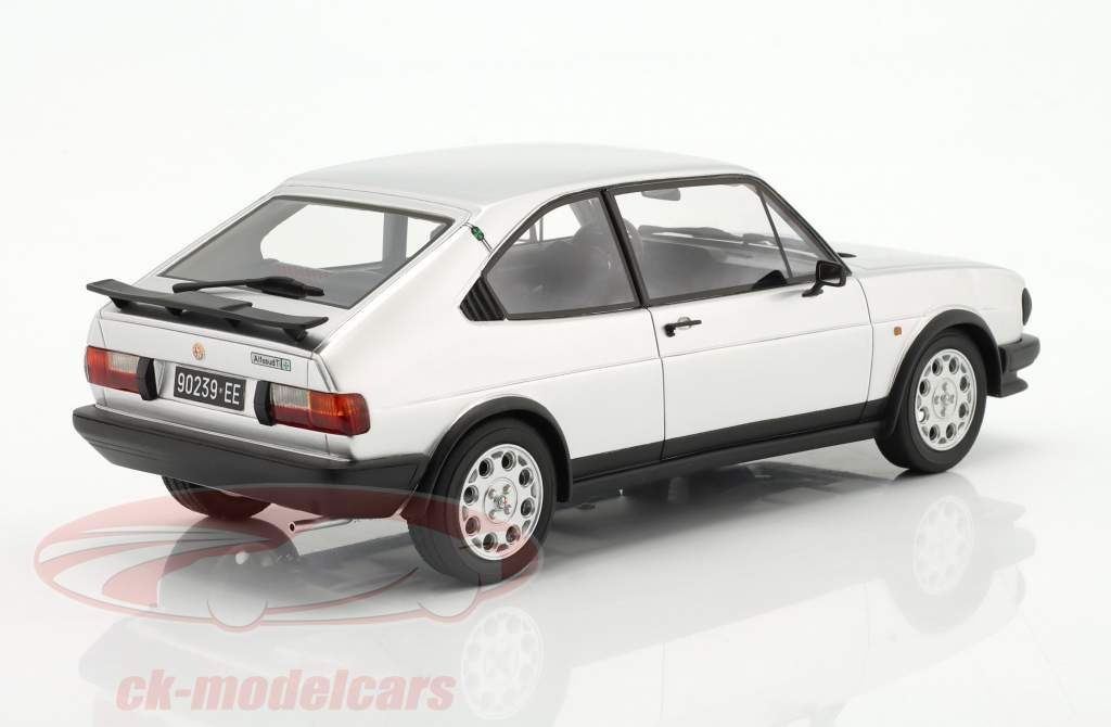Alfa Romeo Alfasud Ti Baujahr 1983 silber 1:18 Cult Scale