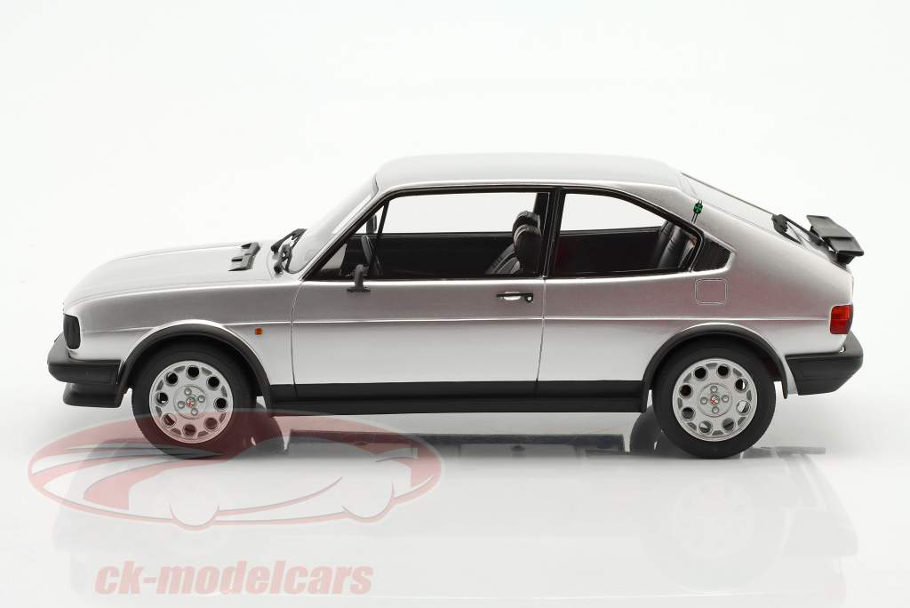 Alfa Romeo Alfasud Ti Baujahr 1983 silber 1:18 Cult Scale