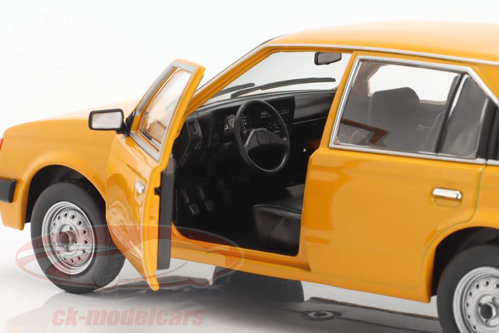 Opel Kadett D naranja 1:24 WhiteBox