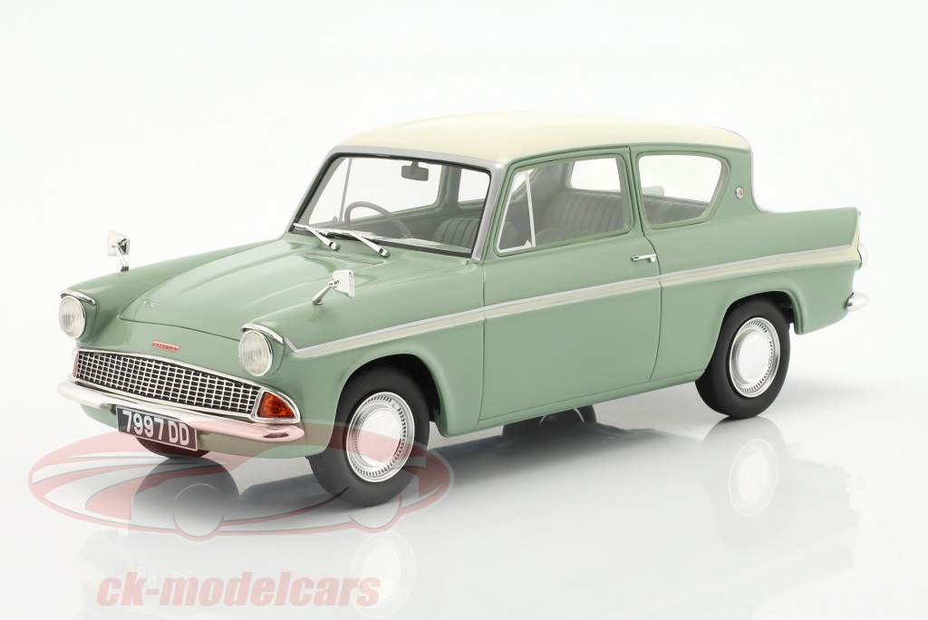 Ford Anglia 105E Byggeår 1961 grøn / hvid 1:18 Cult Scale