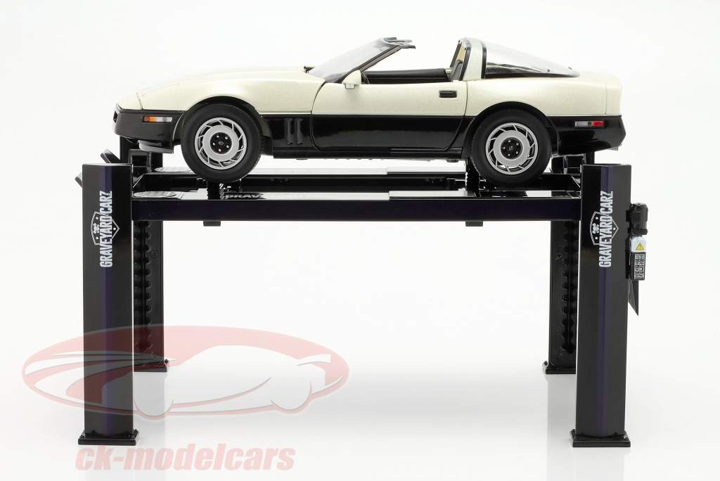 Einstellbare Vier-Säulen Hebebühne Graveyaed Carz schwarz 1:18 Greenlight