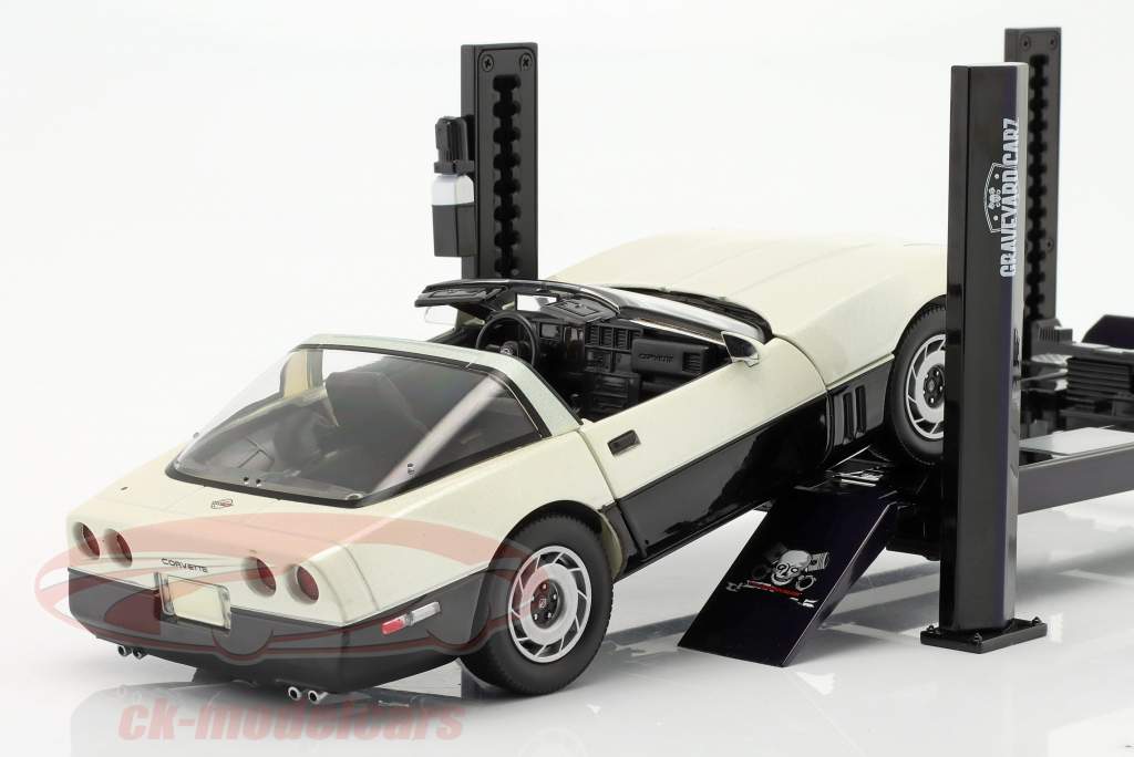 Регулируемый четыре столпа подъемная платформа Graveyaed Carz черный 1:18 Greenlight