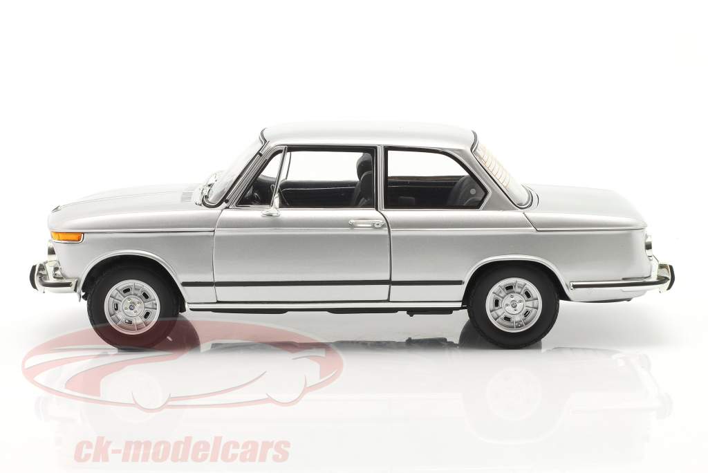 BMW 2002 tii Año de construcción 1972 plata 1:18 Kyosho