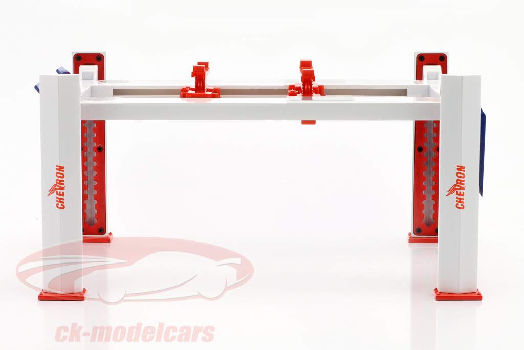 Adjustable four post lift Chevron white / blue / red 1:18 Greenlight