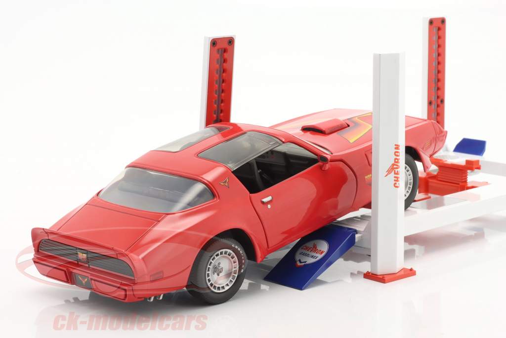 Adjustable four post lift Chevron white / blue / red 1:18 Greenlight